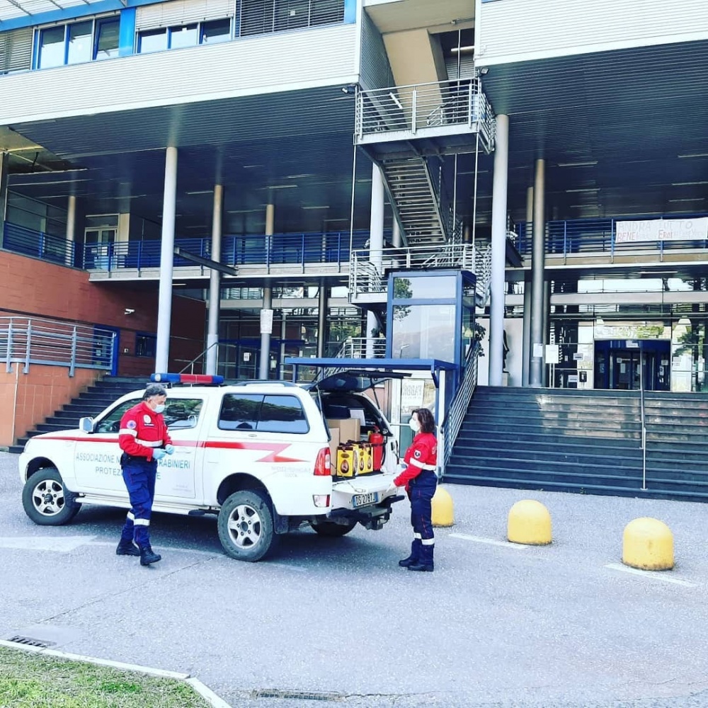 Consegna uova Caffarel - Ospedale della Versilia