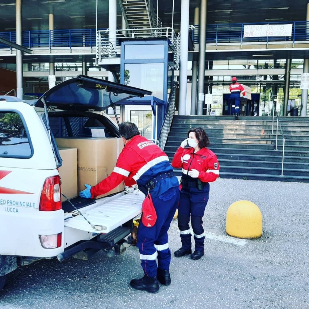 Consegna uova Caffarel - Ospedale della Versilia