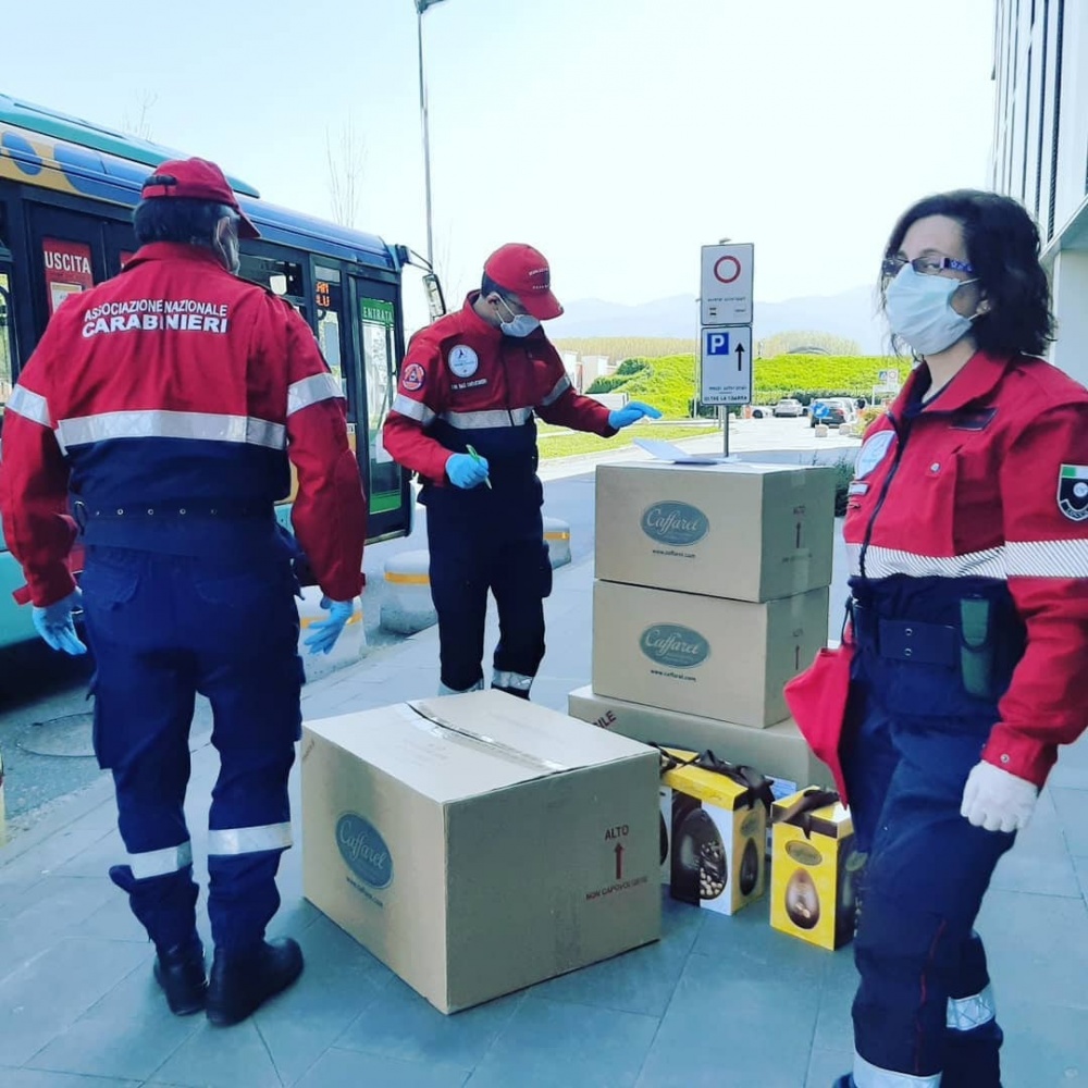 Consegna uova Caffarel - Ospedale San Luca