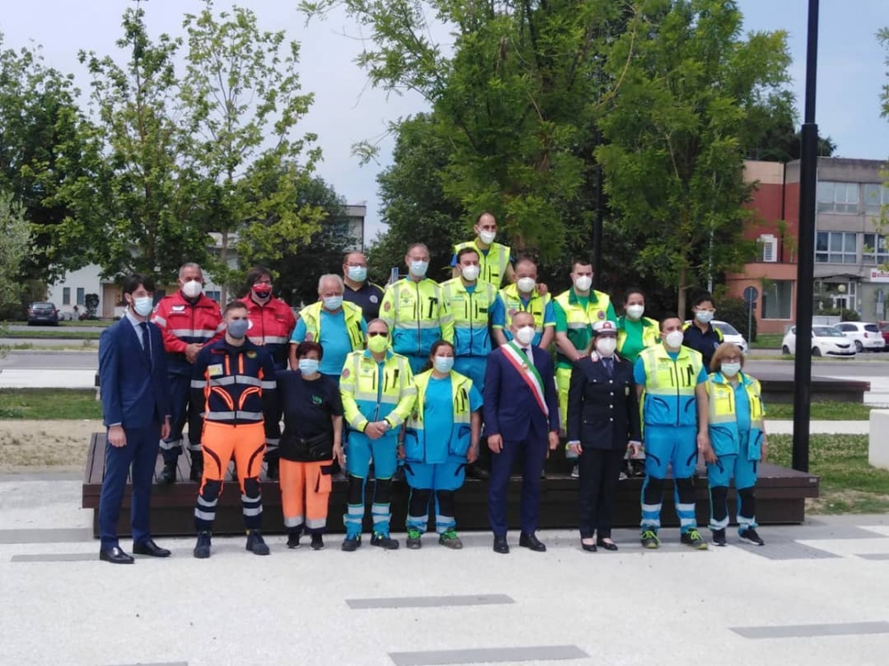 Capannori, bandiera gigante sventolata dai volontari per la Festa della Repubblica