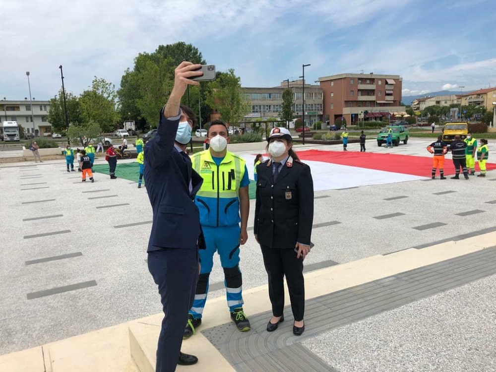 Capannori, bandiera gigante sventolata dai volontari per la Festa della Repubblica