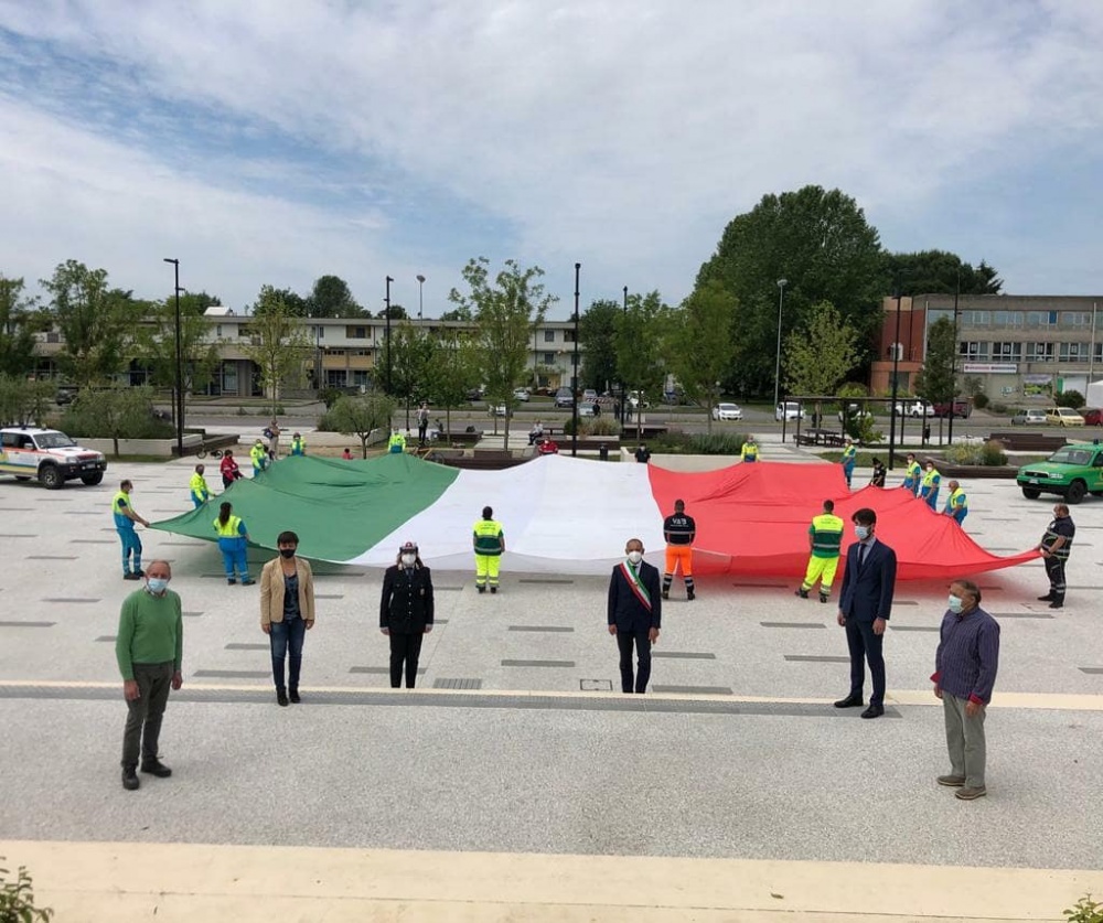 Capannori, bandiera gigante sventolata dai volontari per la Festa della Repubblica