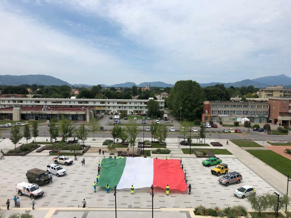 Capannori, bandiera gigante sventolata dai volontari per la Festa della Repubblica
