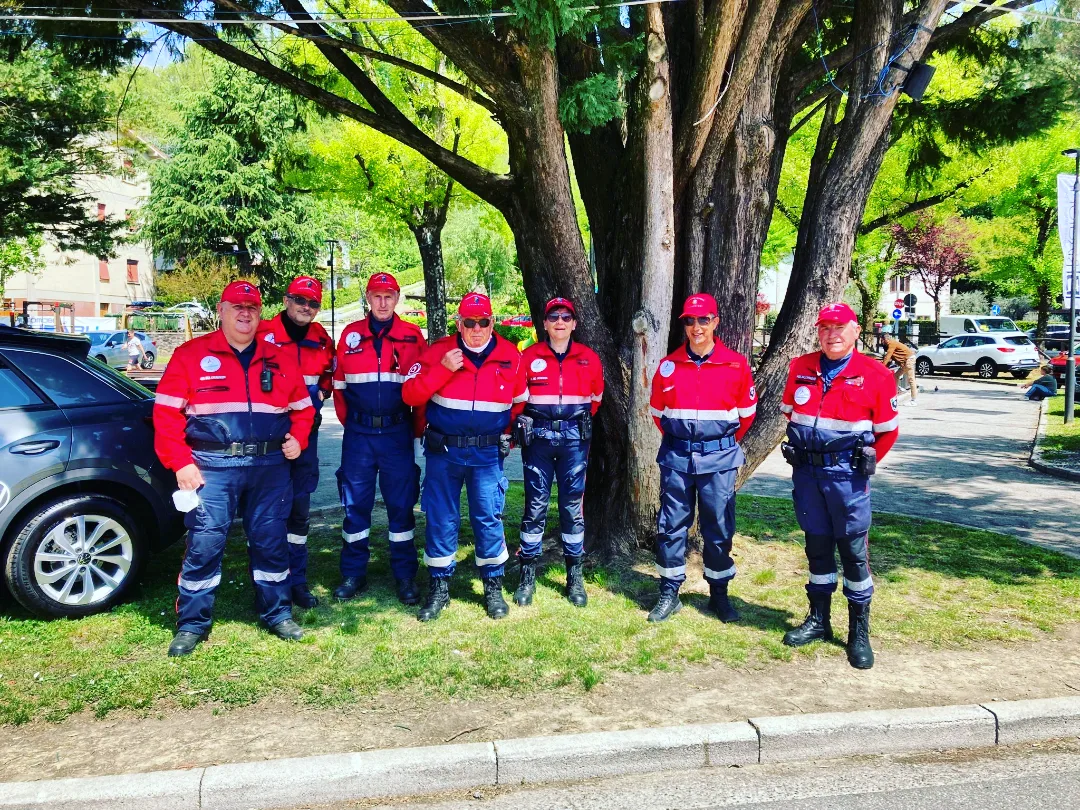 Volontari ANC Lucca in posa per una foto di gruppo alla Festa del 1 maggio a Fornaci di Barga